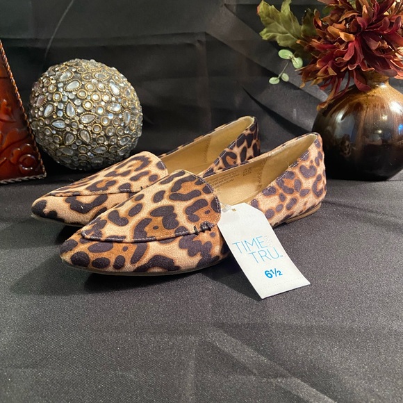 Women’s Time & Tru Leopard Print Point Toe Flats - Picture 2 of 12